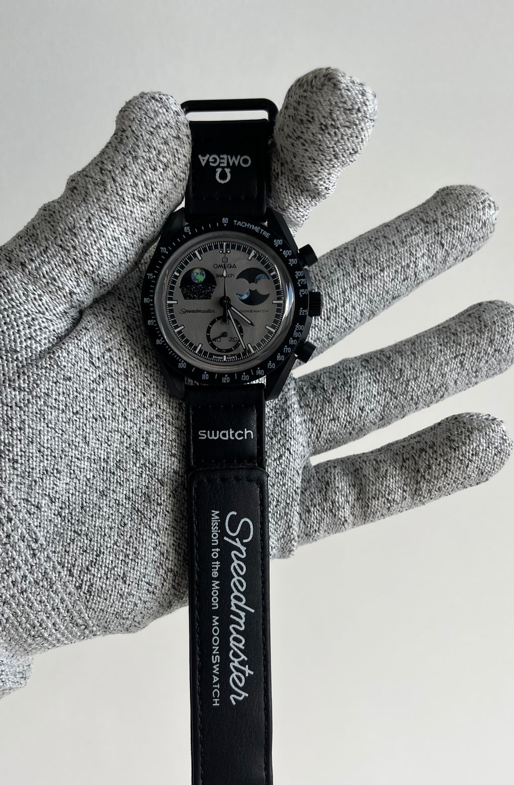 Bioceramic MoonsSwatch Moonphase Snoopy Black